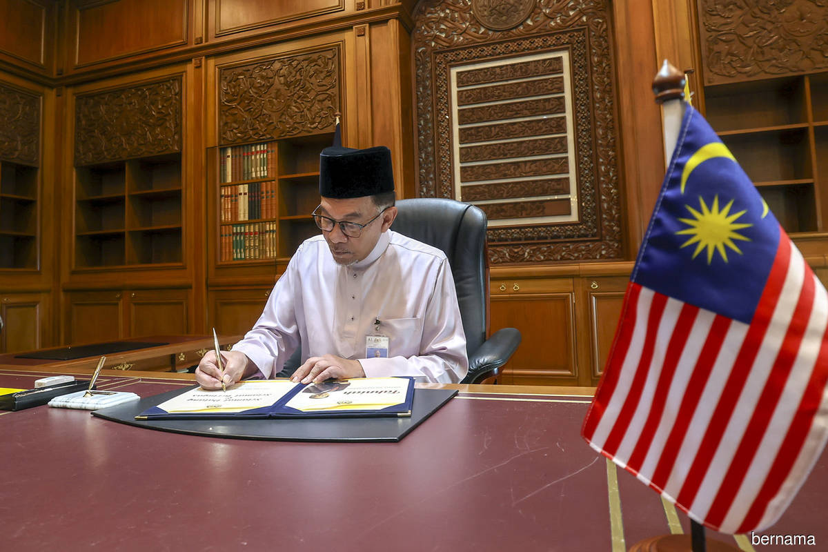 PM Anwar begins official duty at Perdana Putra
